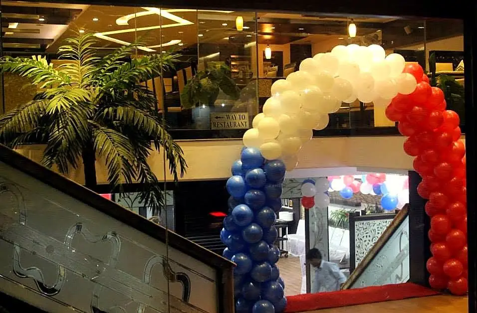 Balloon arch décor at the entrance of Temptation, Agra